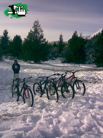 Las bikes enterradas en la nievee,..