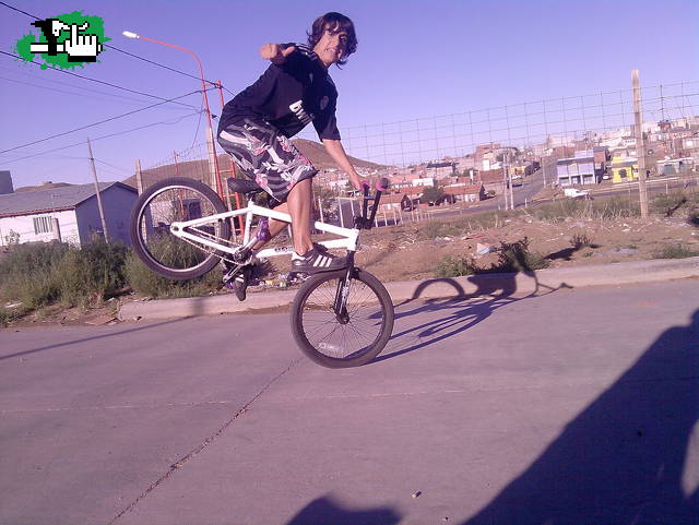 la nenie asiend footjam sacand una mano!!