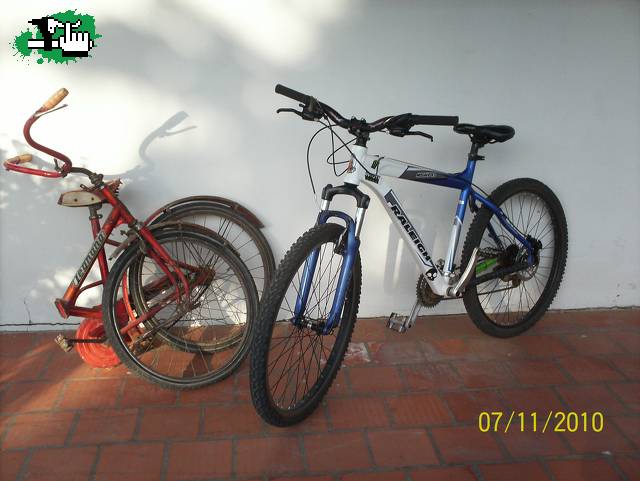 la bike plegable de mi abuelo y la mia no plegable