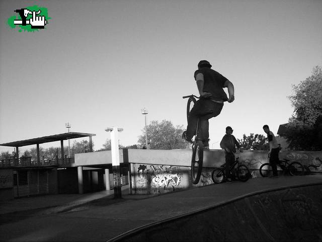 taba ahi, y wop, saco la manito de suicide, y se me vio la raya, pode´ creer?? :/