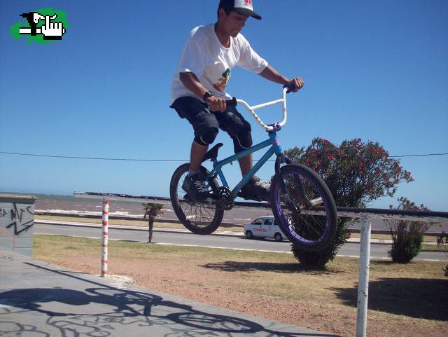 Doble Peg Grind en Baranda alta de buceo skatepark