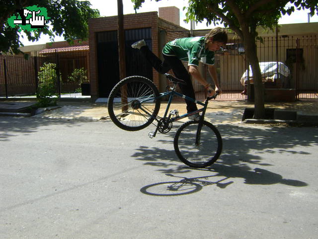 nosewhip o footjam tailwhip?? 