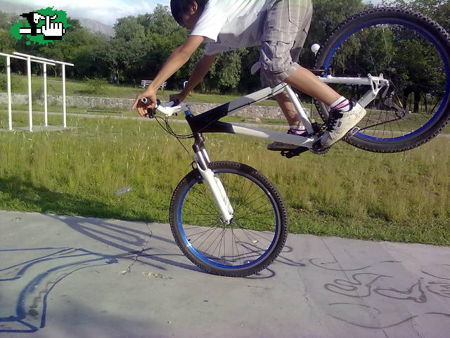 EN UNA MONTAN BIKE