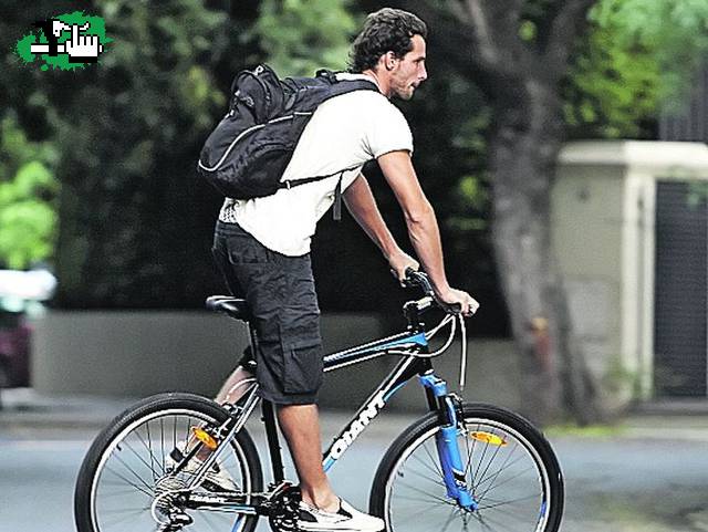Gonzalo Valenzuela en su bicicleta Giant