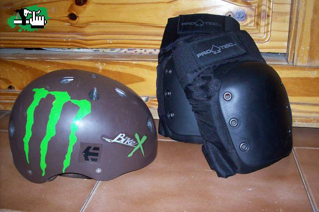 Mi casco y rodilleras PRO-TEC 