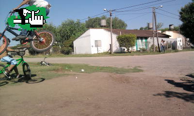 saltando con la bike de un amigo