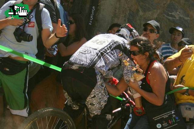 Parece que le tenia bronca, miren la mano derecha!