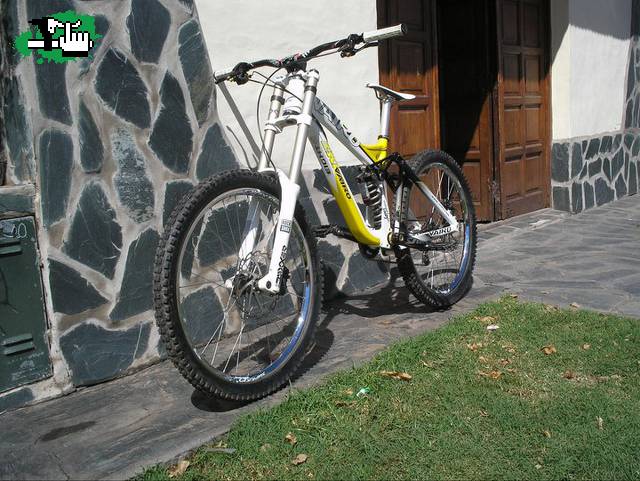SPECIALIZED DEMO 8 2010 O VAIRO ZK1 2011 ?