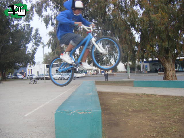 un amigo volando un bankito de lado a lado