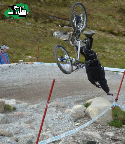 Otro golpeeee..