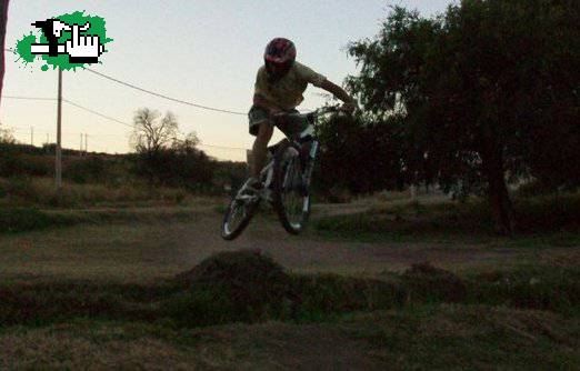 Saltando en la asequia 