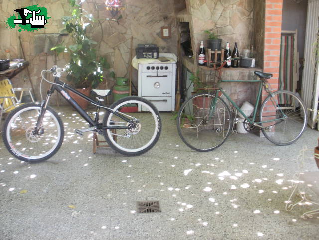 mi bici con la del nono =D 