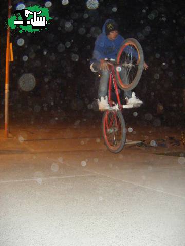 un amigo haciendo no hand en la rocky