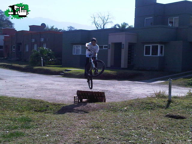 saltando en tarima con bici de un amigo