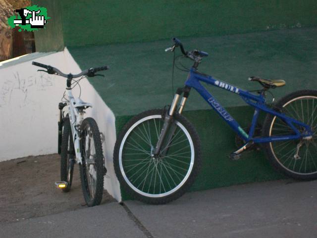 la bici de un amigo y mi bici...je