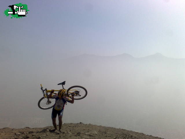 cargando a  mi bike hasta la cima del cerro