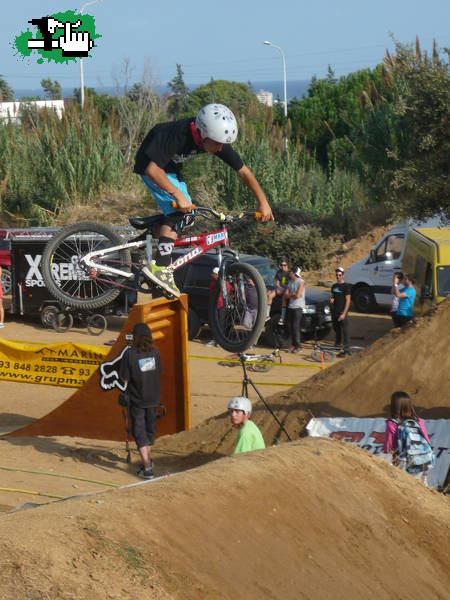12 AÑOS Y TIRA BACKFLIP....