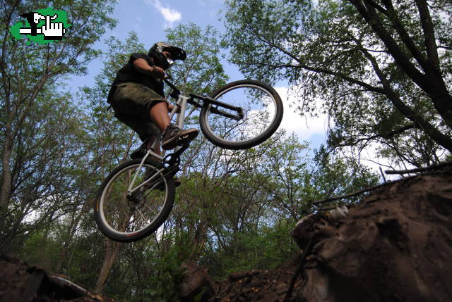 Saltando en unos dirt... 
