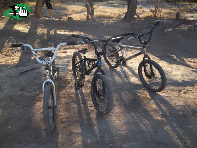 La negra y las gemelas.!