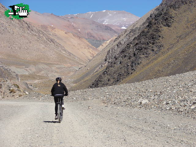 Mujer pedaleando en la cordillera a 4000 msnm