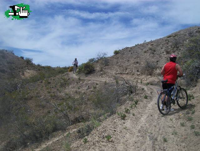 Bajadas por senderos en la meseta...