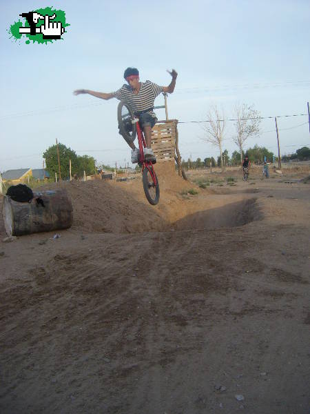 no hander de un amigo saliendo de pozo