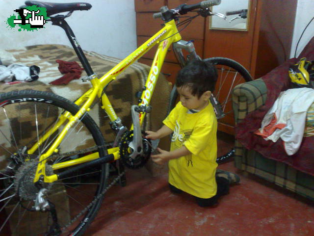 dandole su mantenimiento antes d salir a entrenar