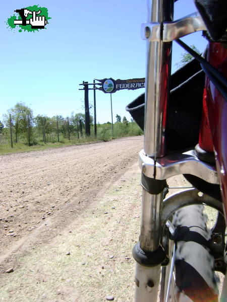 Asomandose a un camino de Tierra