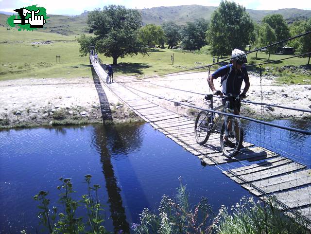 Cruzando el puente "polo Kubach" del rio los espinillos