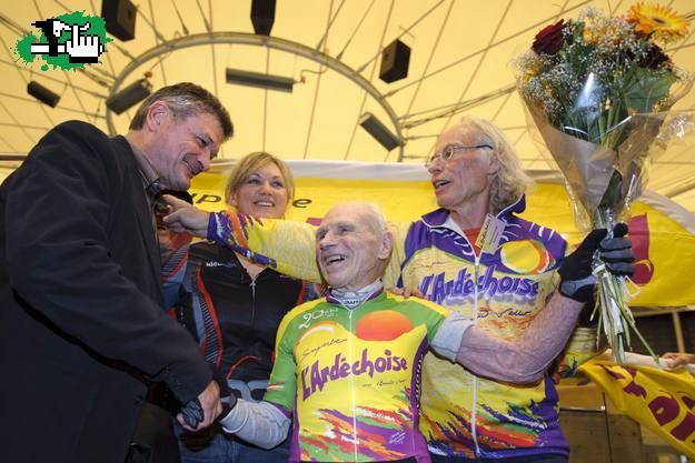 Robert Marchand, con 100 años, establece un récord de la hora de ciclismo en pista