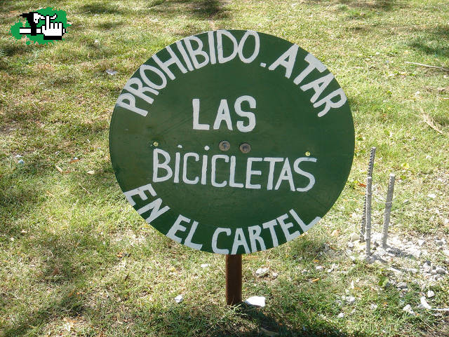 no atar la bici!!...al cartel