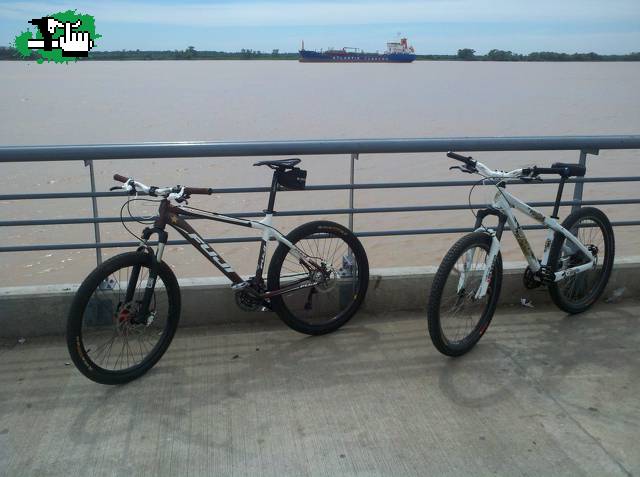 las nenas tomando aire frsco en el rio
