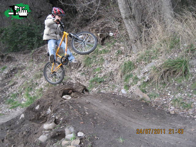 mi hermanito tirando no foot :D