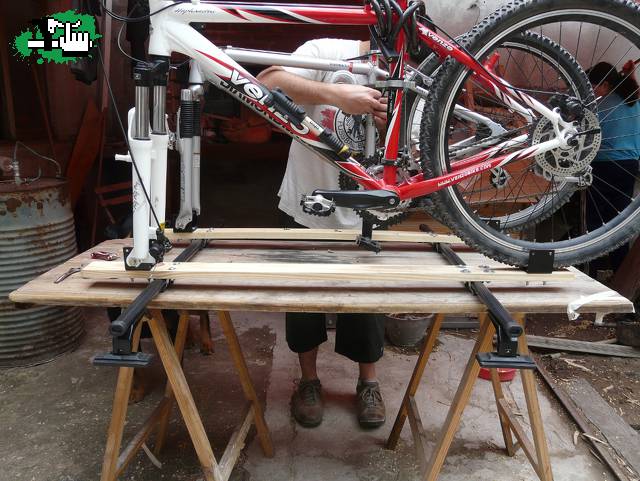 Bricolaje fin de semana. Colocar unos soportes para las bicicletas