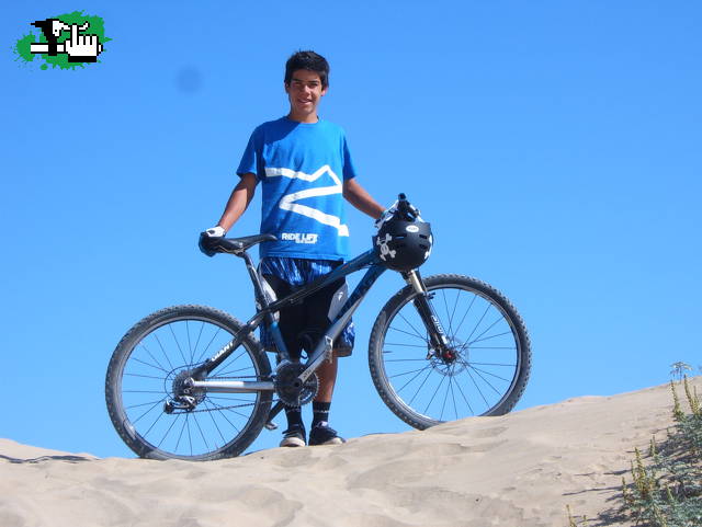 Probando la bici en la arena de chile