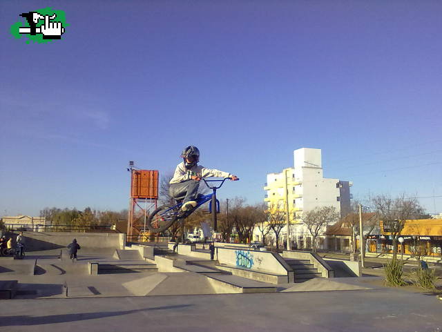 Paveando con un casco jaja