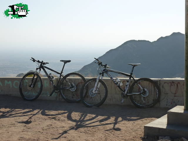 Nuestras cletas en el mirador de la Punta-Potrero-San Luis