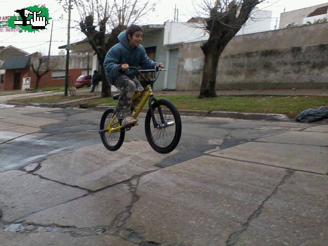 tomy saltando 