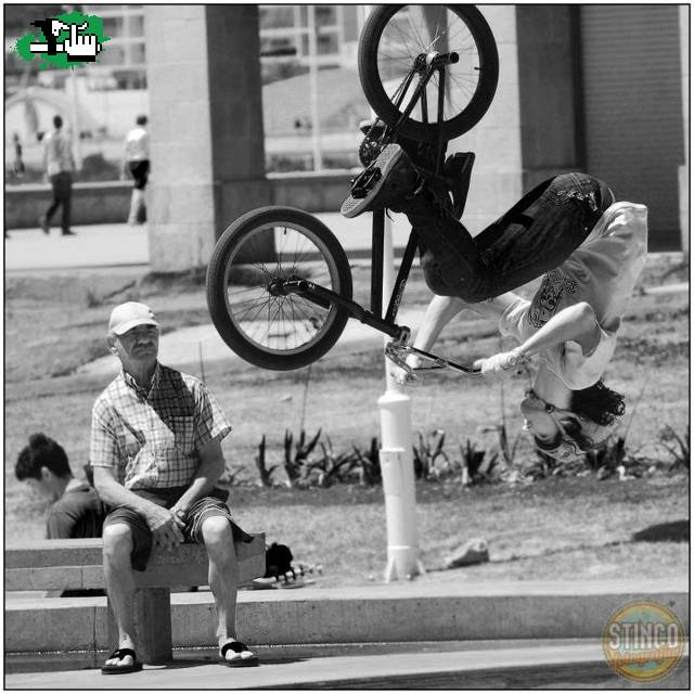 con casco. . . 