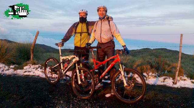 Con mi amigo Roberto por los cerros de Merlo