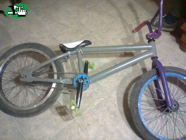 mejor calidad de foto pero la horqui de la bmx doblada