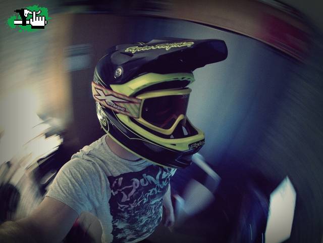 Y de paso pegue casco!