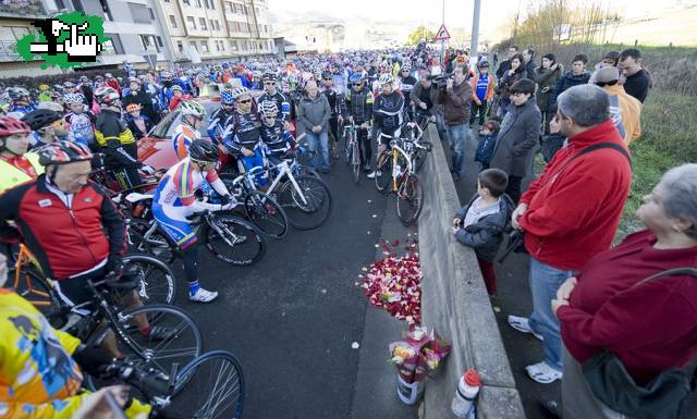 Conmocin en Espaa...Clamor popular por el respeto a los ciclistas.