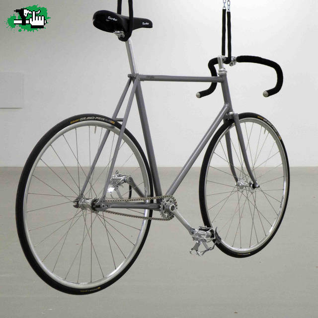una minitransmisión fixie: 24x7. Yo no lo montaría, pero bueno, como nota curiosa... Por lo demás,