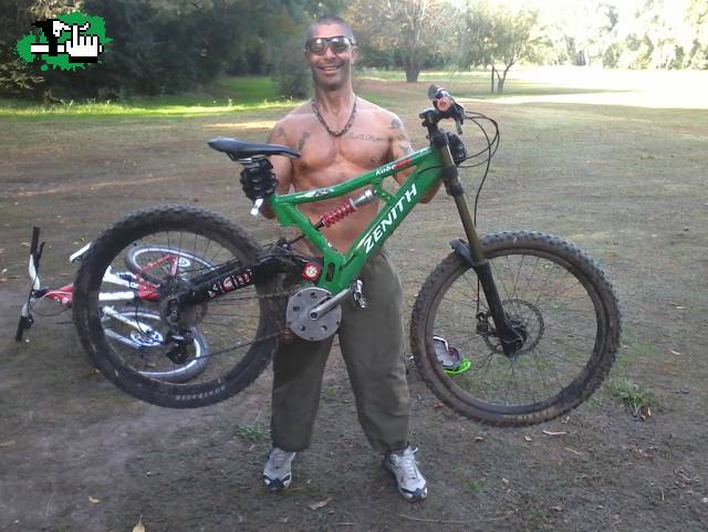barro hasta en los ojos