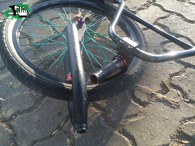 Quizás lazo propiedad R.I.P. horquilla asfalto Foto