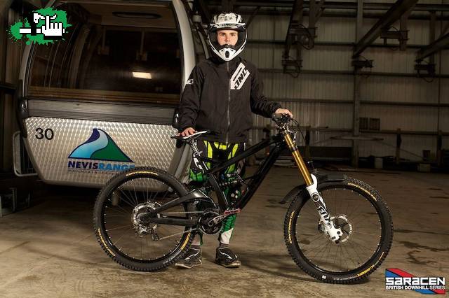 CAIDA DE TAYLOR VERNON EN WC!