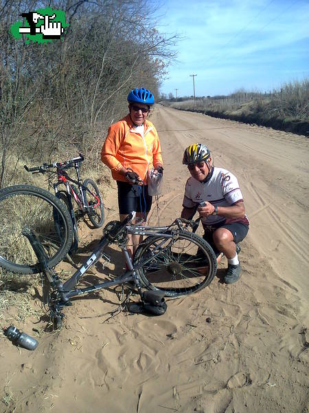Rural Bike Rufino...El fondo del sabado fué con pinchazos y guadal.