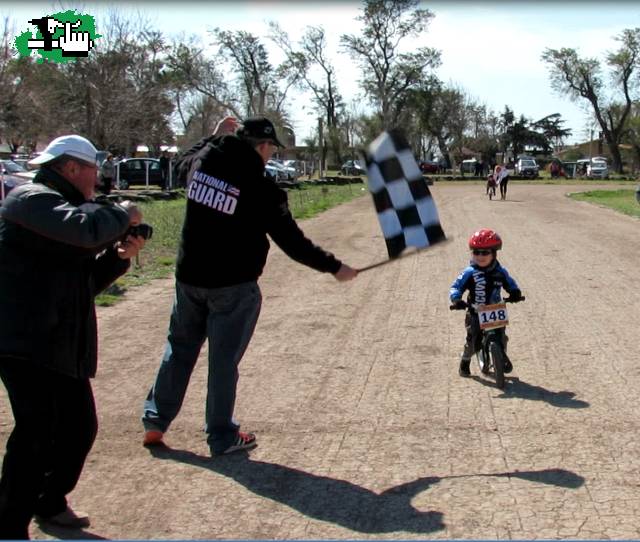 Su primer carrera en camicleta.