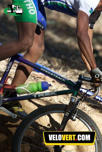 La bici de MAKATISE Thuso (Lesotho) durante el Cross Country Elite MTB UCI Campeonato del Mundo en 2